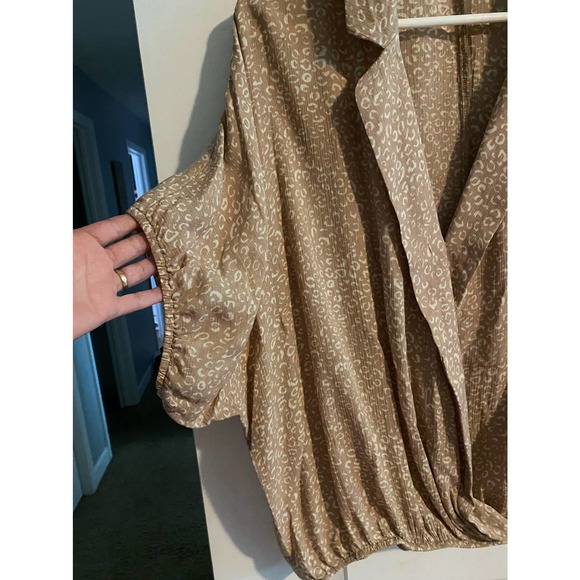 Daytrip Tan Cream Print Faux Wrap Balloon Sleeve Size Medium - Picture 2 of 5
